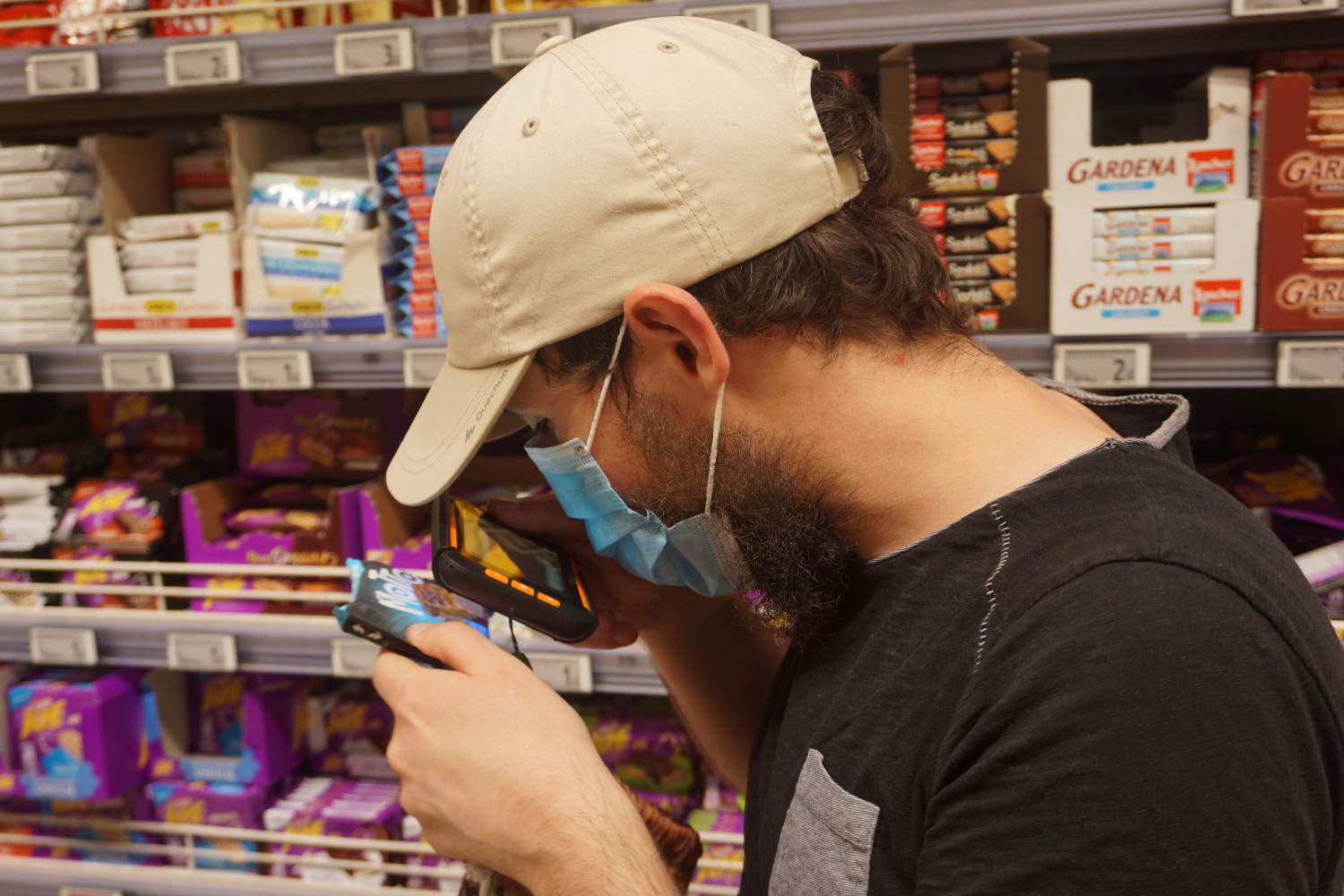 Bogdan verifică eticheta unui produs în hipermarket.